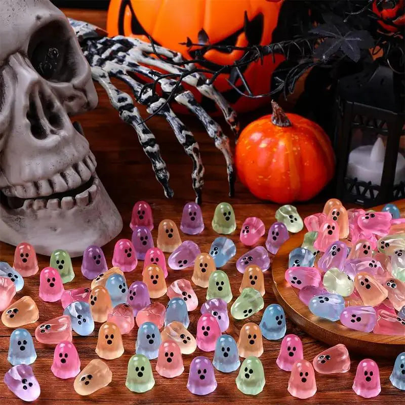 💥 Sleva 50 %! 👻 Figurky duchů svítící ve tmě – 60 kusů v balení. Roztomilé designy, vyrobené z netoxické pryskyřice. Ideální pro halloweenské dekorace a večírky.