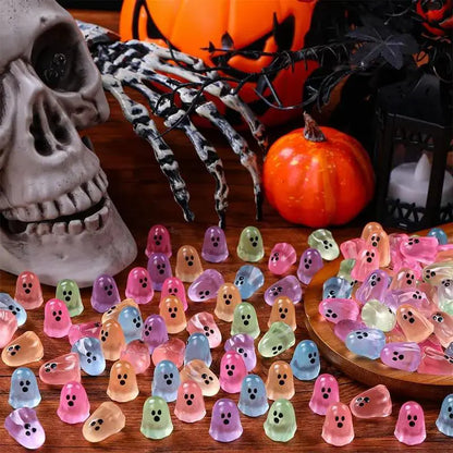 💥 Sleva 50 %! 👻 Figurky duchů svítící ve tmě – 60 kusů v balení. Roztomilé designy, vyrobené z netoxické pryskyřice. Ideální pro halloweenské dekorace a večírky.
