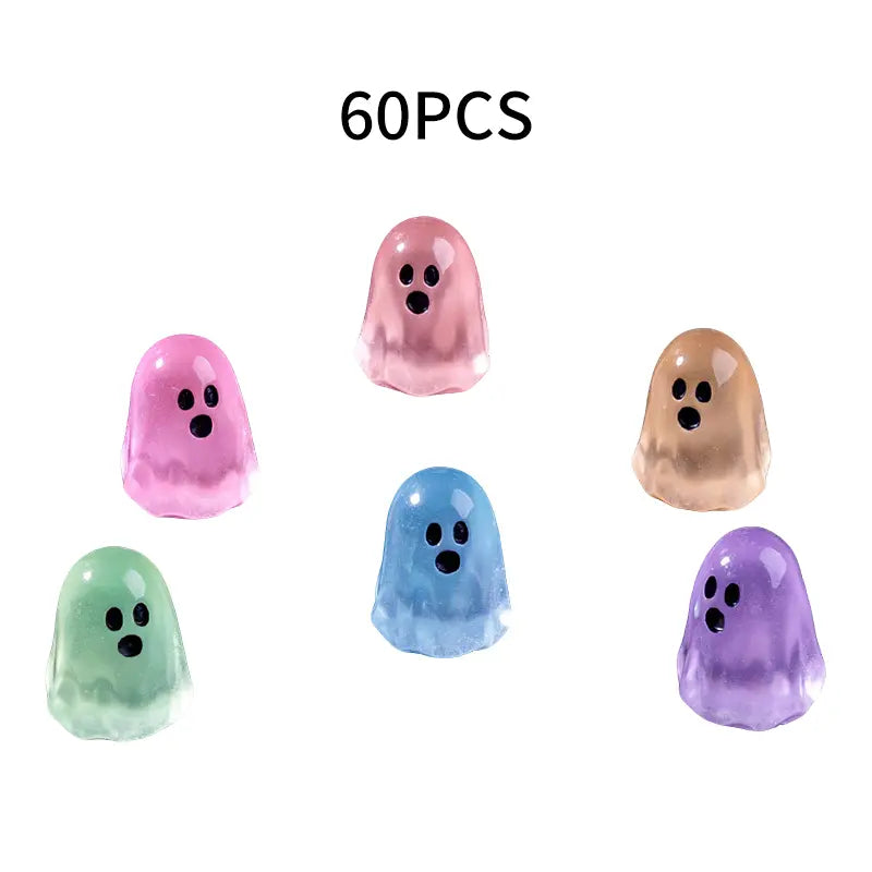 💥 Sleva 50 %! 👻 Figurky duchů svítící ve tmě – 60 kusů v balení. Roztomilé designy, vyrobené z netoxické pryskyřice. Ideální pro halloweenské dekorace a večírky.