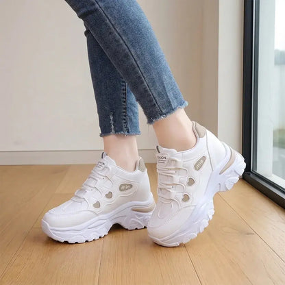 【35-42】👟Dámské boty na platformě s robustní podrážkou - Neviditelný klínový podpatek - Šněrovací ležérní tenisky s barevnými bloky 2026